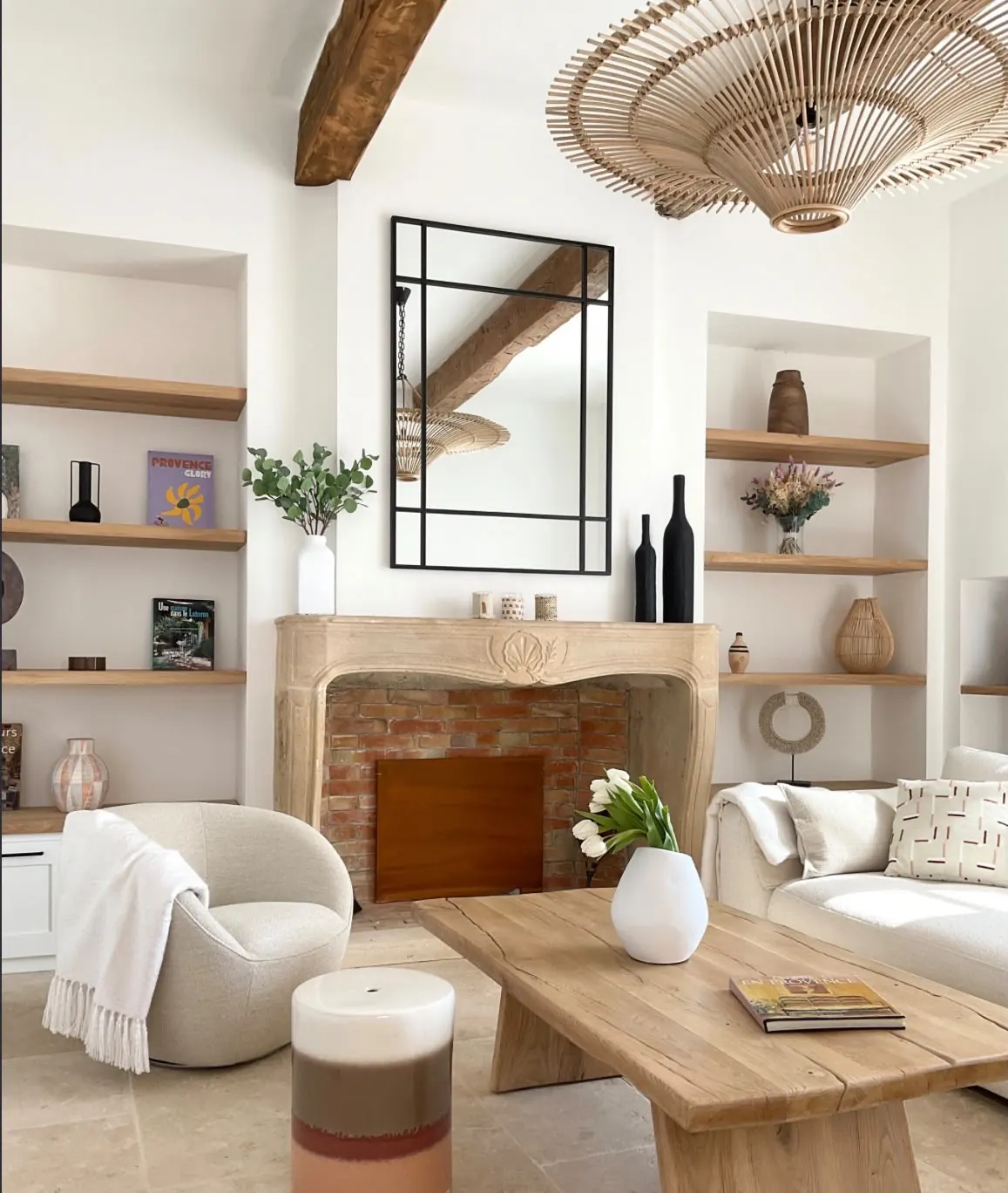 Salon avec cheminée en pierre, étagères en bois décorées et table basse en chêne